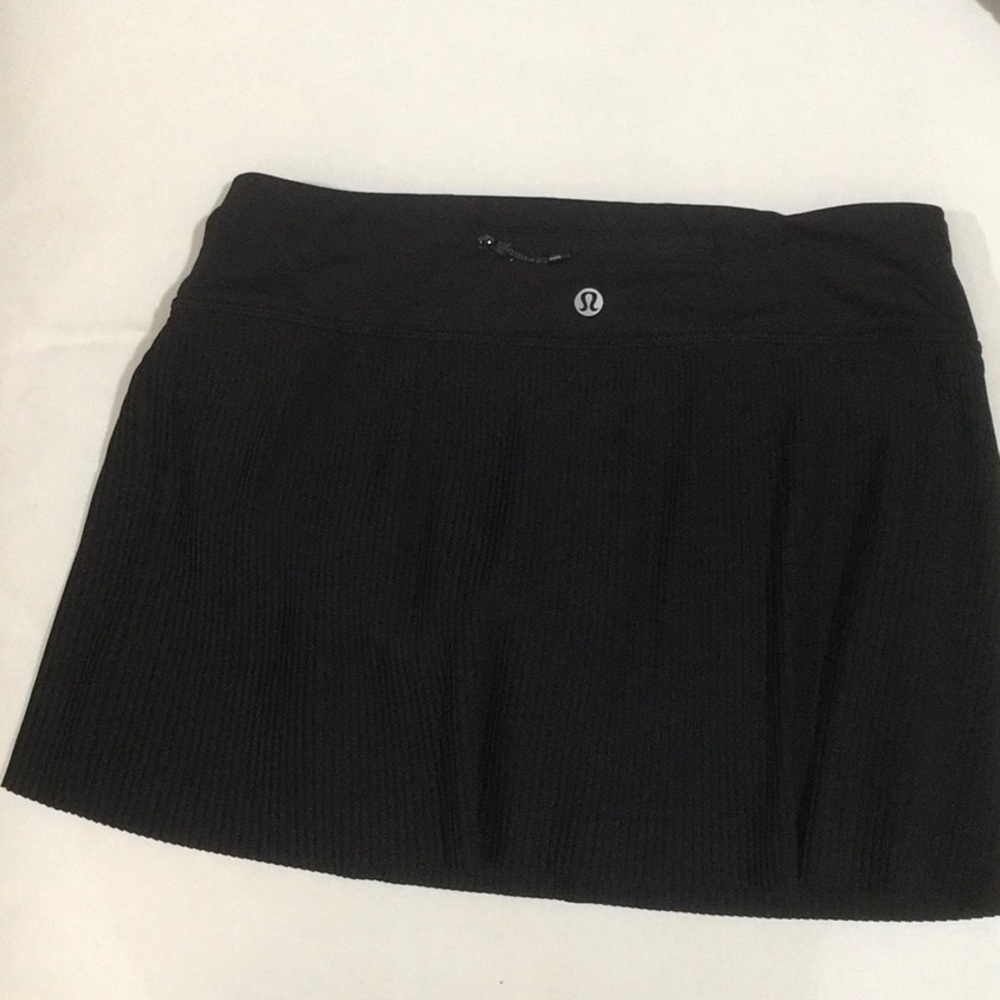 Lululemon like new black pleated skirt with pockets on interior spandex shorts.